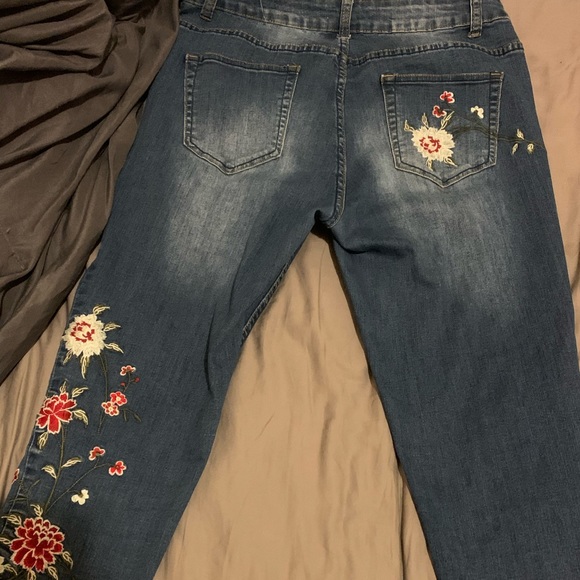 Flower Embroidered faded blue jeans - Picture 3 of 5